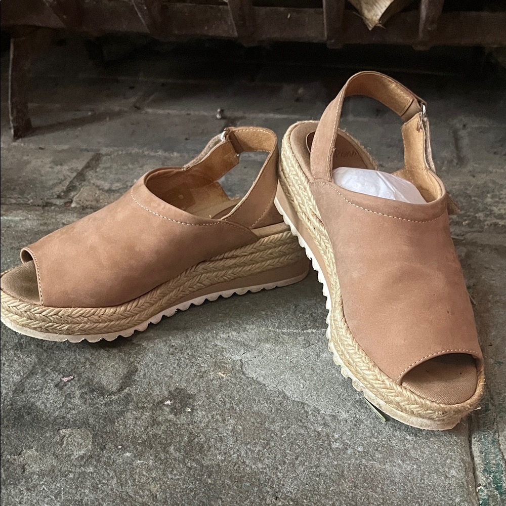 Toni Pons Chic Tan Espadrille Slingback Wedges
